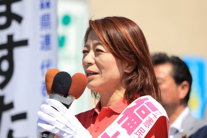 青森市内で演説する福士ますみ候補
