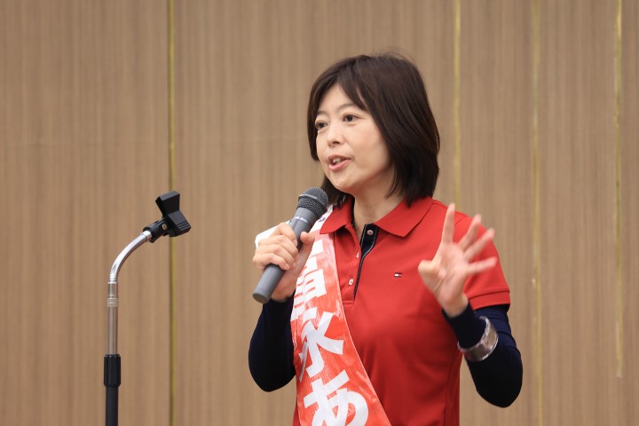 有権者に訴える富永候補