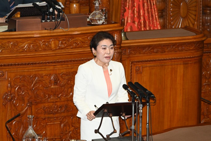 20260603参院本会議で政府財政演説に対して質問する高木真理議員