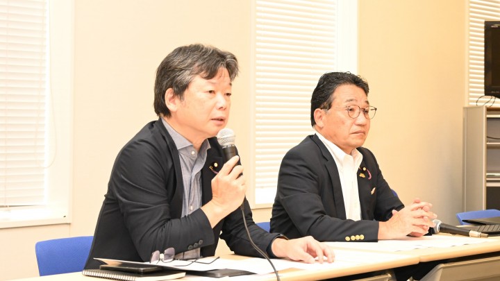 20260825会議で冒頭あいさつする石橋通宏議員(右)と熊谷裕人議員(左)