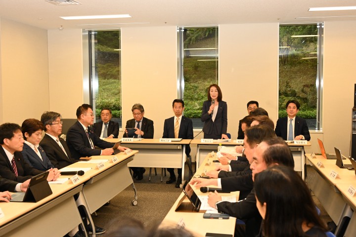 第11回三党合同政調審議会であいさつする徳永エリ政務調査会長=2026年4月23日、国会内