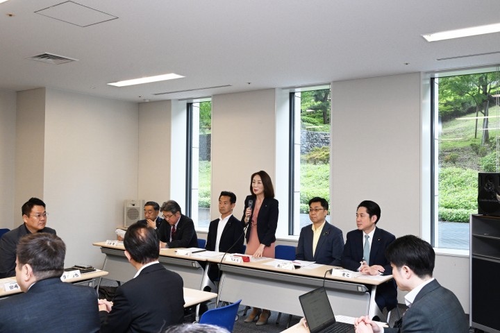 2026年6月18日第18回三党政調審議会であいさつする徳永エリ政調会長