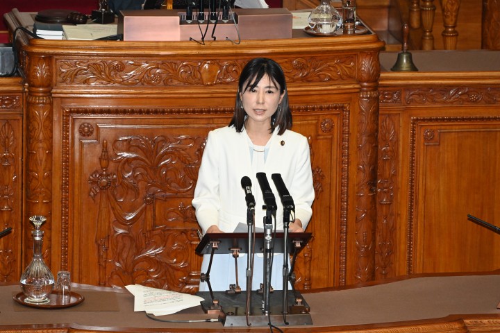 20260717参院本会議で、国旗損壊処罰法案の反対討論に立つ塩村あやか議員
