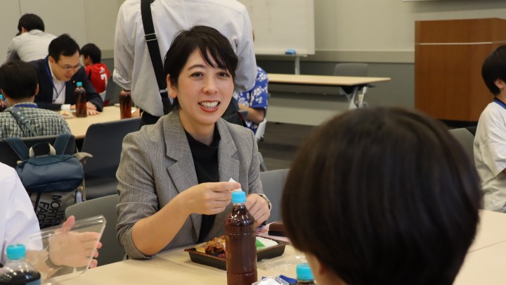 2026年8月5日 「こども国会2026」の昼食交流会に参加した山内青年局長