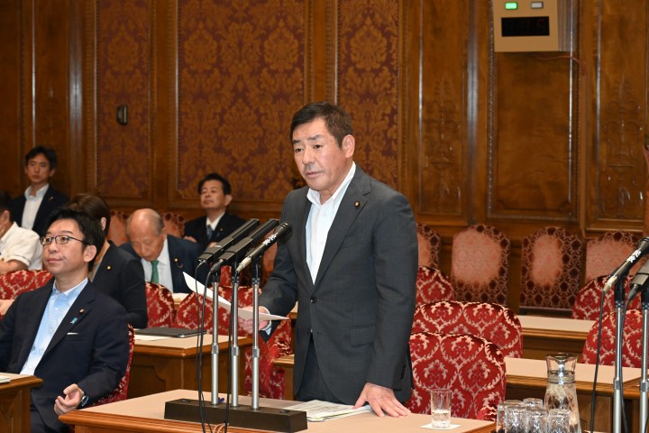 20260723参沖北地方特委員会で参考人質疑に立つ勝部賢志議員