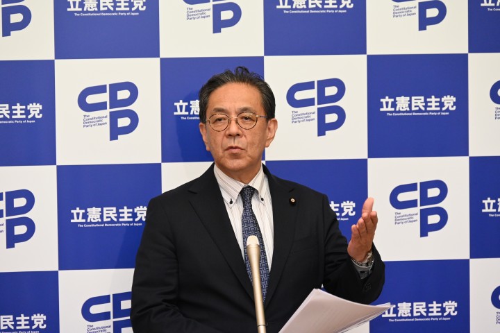 令和8年度補正予算の成立を受けて取材に応じる水岡代表