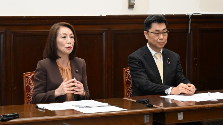 立憲民主党と公明党が予算案への修正案を共同提出し、公明党政調会長とともに会見を行った徳永エリ政調会長