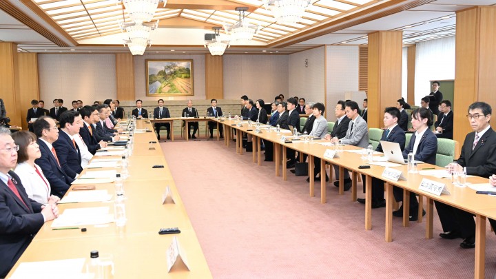 2026年6月8日 皇位継承に関する全体会議の様子。わが党から長浜博行・吉川沙織両参院議員が出席。