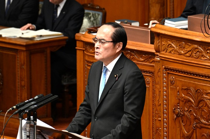 参院本会議で令和6年度決算の討論に立つ吉田忠智議員