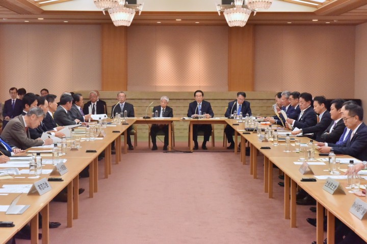 天皇の退位等に関する皇室典範特例法案に対する附帯決議に基づく政府における検討結果の報告を受けた立法府の対応に関する全体会議