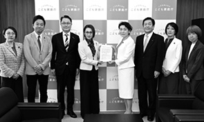 2025.5.16「保育士の処遇改善や保育の質の確保等を求める要請」を内閣府特命担当大臣に手交