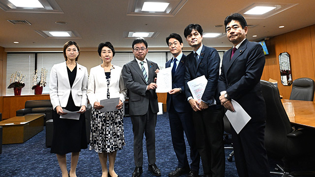 2025.12.10 「OTC類似薬の保険給付の在り方の見直しに際しては、患者さんに対する影響の検証を求める要請」を厚生労働大臣に手交