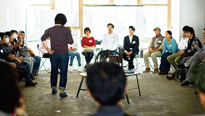 プロのファシリテーター(※)が議論を進める様子。