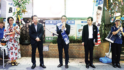 パートナーズ主催の山岸一生「七夕街宣」の様子。
