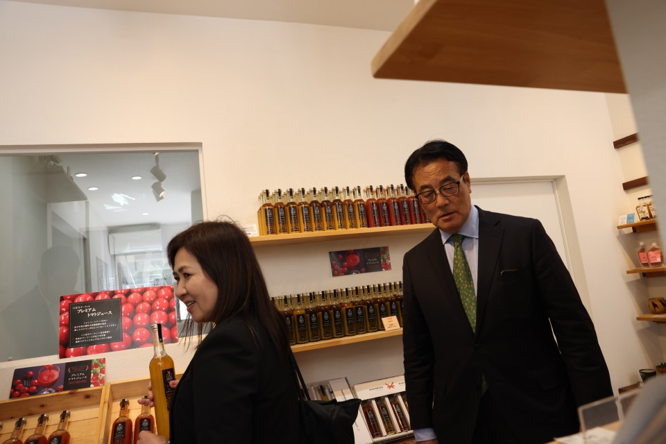 八百万マーケットで商品を選ぶ亀井総支部長と岡田幹事長 20240413_143145_02_rez.JPG
