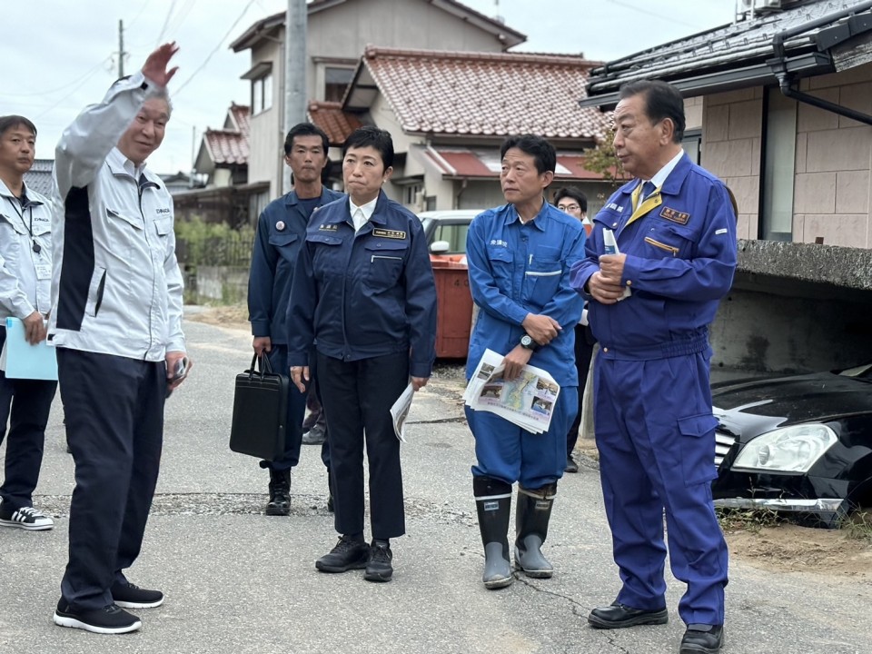 川口町長の案内で液状化などの被害状況を視察する野田代表ら 野田佳彦 近藤和也 辻元清美