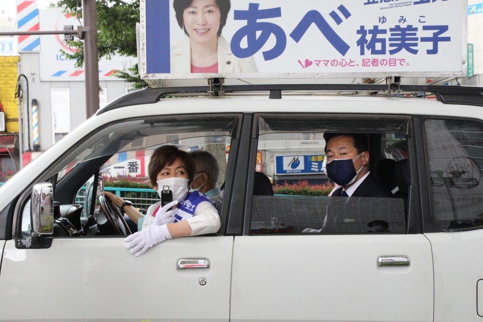 街頭演説後は、あべ候補と福山幹事長は区内を回りました 20210625_100747_rsz.JPG