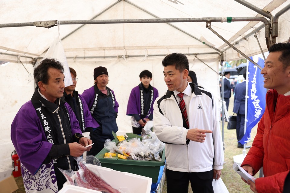 五島椿まつりを視察する泉代表 泉健太 山田勝彦