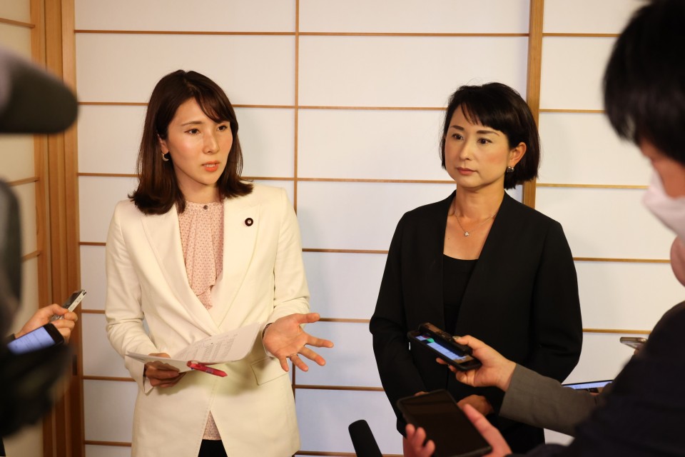 取材を受ける石川衆院議員(左)とゆざ昭島市議(右) 20230511_121245_re_rez.JPG