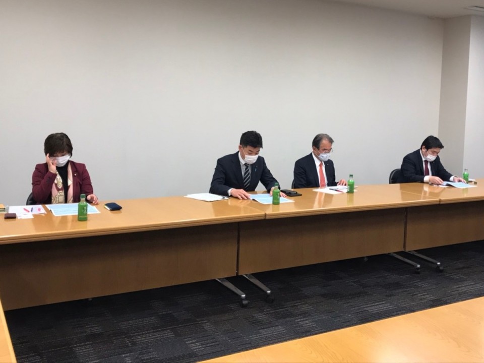 左から経済産業部会の宮沢由佳副部会長、泉健太政務調査会長、近藤昭一企業・団体交流委員長、山岡達丸部会長 Vg_re_rsz.jpg