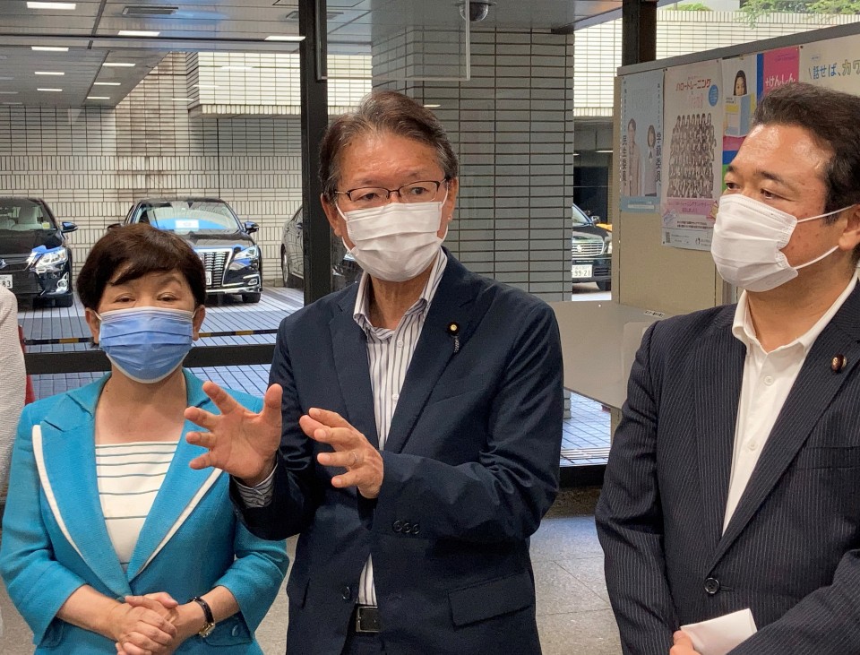 記者団の取材に応じる長妻厚労部会長(中央)、森本参院議員(右) 0721黒い雨訴訟ぶら下がり.jpg