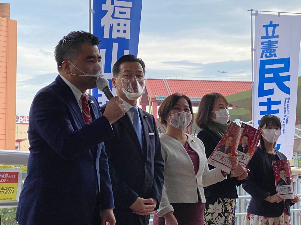 太栄志・神奈川13区総支部長(左)と街頭演説活動を行う福山幹事長ら S__57794564_rsz.jpg