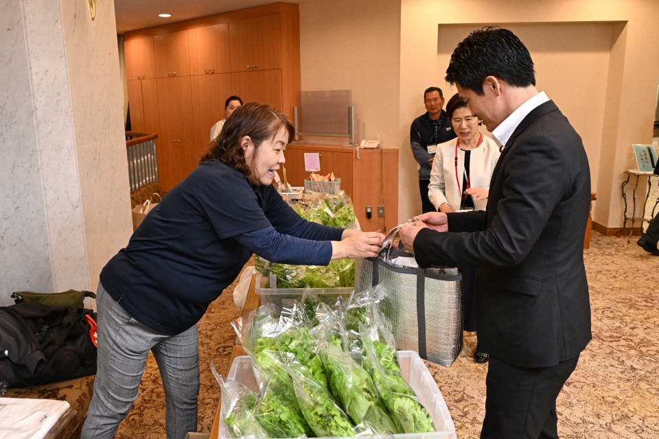 集会会場では、就労継続支援B型事業所グリーンファーム出雲が野菜販売ブースを出店 20250525_093825-.jpg