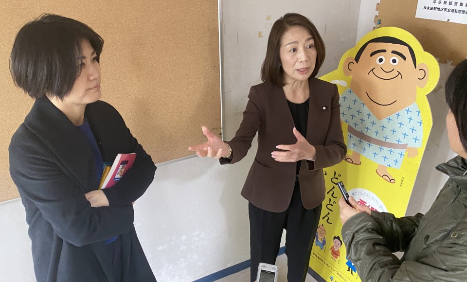 写真10_終了後ぶら下がり.JPG