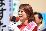 青森市内で演説する福士ますみ候補