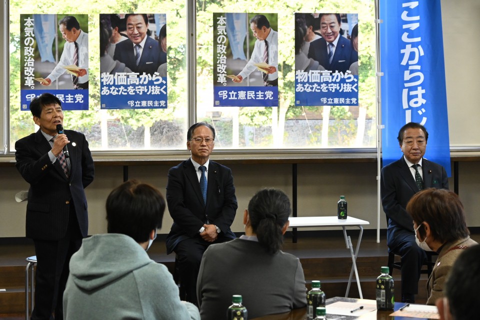 挨拶する平尾道雄滋賀県第２区総支部長（左）