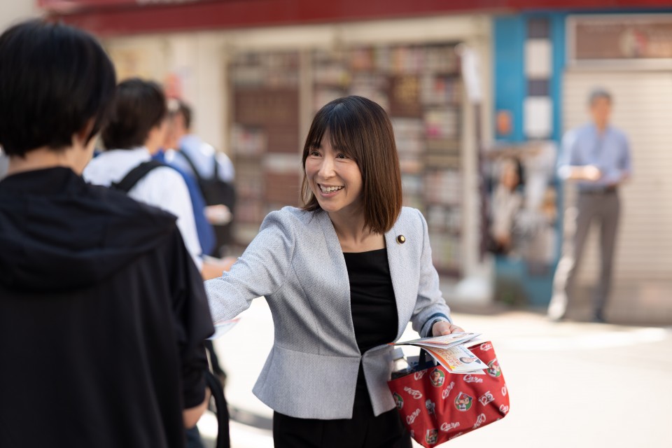 塩村参院議員もビラ配布 塩村ビラ配布.jpg