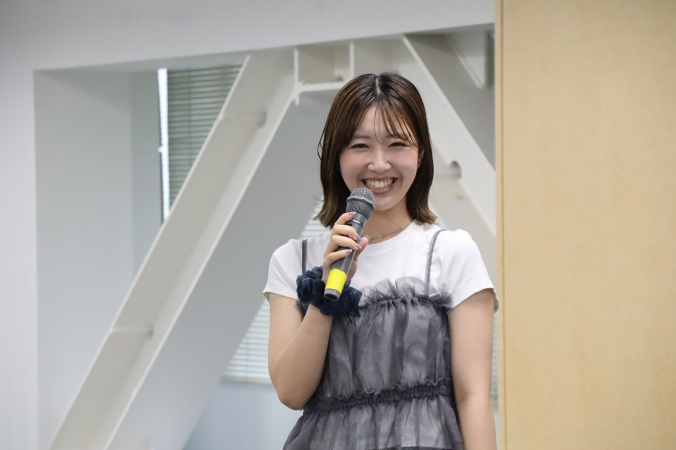 総合司会を務めた長井蒼葉さん。「立憲民主党は一人ひとりの意見で創っていくのだという意識を広げていけたら、孤独感のない政治参加ができるようになるのではないか」 IMG_4526.JPG