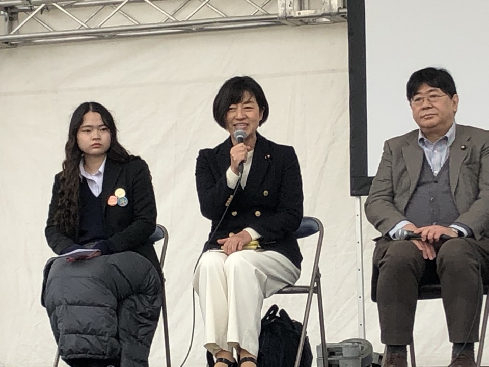 松下玲子・衆院議員(中央) 松下.jpg