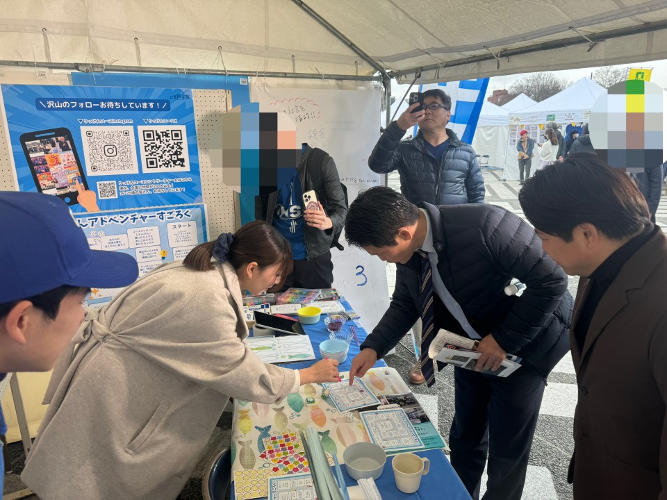小川淳也幹事長もすごろくに挑戦!(右は伊藤俊輔青年局長) A2100353-BFD5-4241-AB40-03A766386E87.jpg