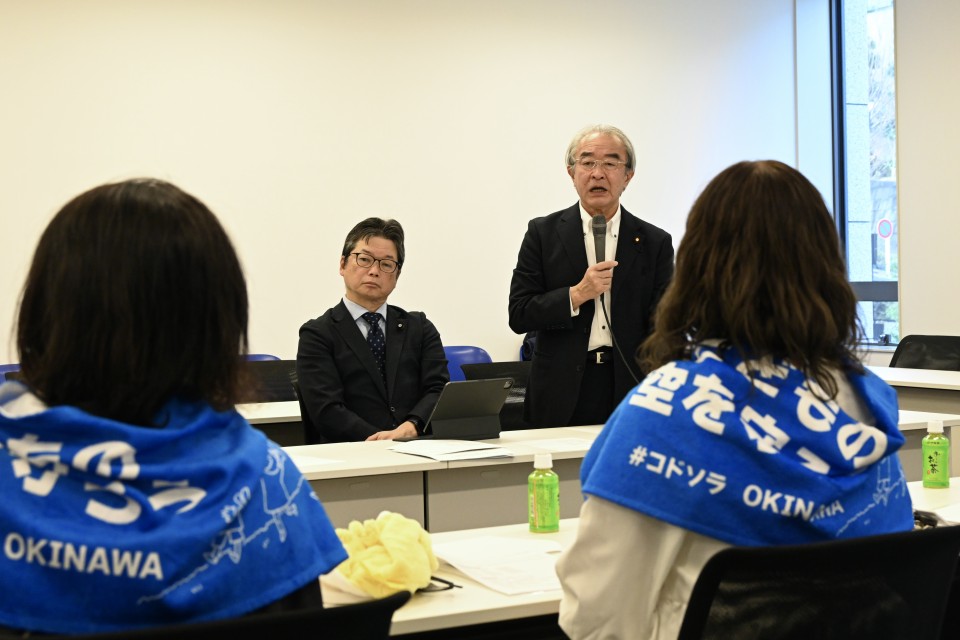 決意を述べる近藤座長(右) 決意を述べる近藤座長(右)