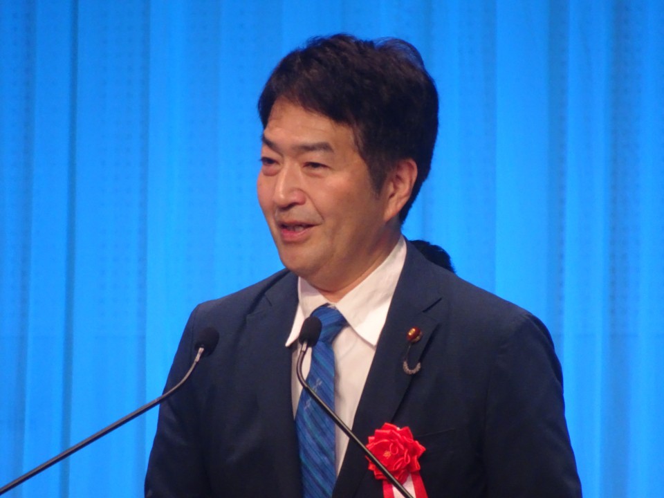 今国会における各審議の報告と小沢雅仁議員の再選に向けて声援の言葉を述べる奥野総一郎衆院議員 DSC00017.JPG