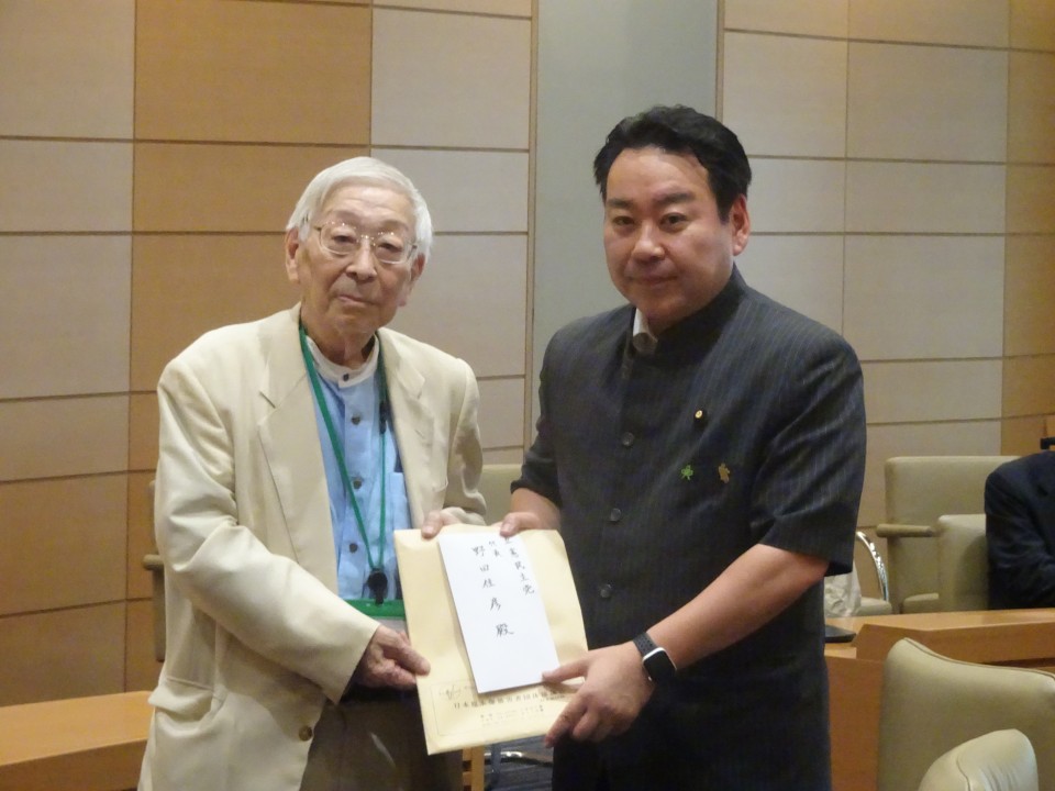 代表者から要望書を受け取る、羽田次郎参院議員 DSC00070.JPG