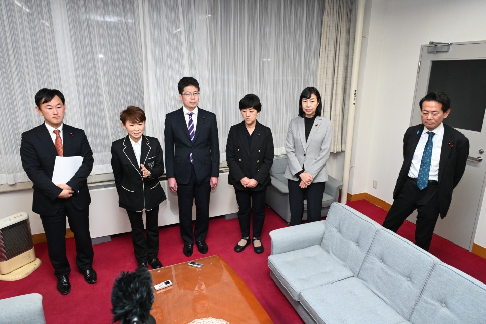記者団からの取材に答える 20251215_171834.JPG