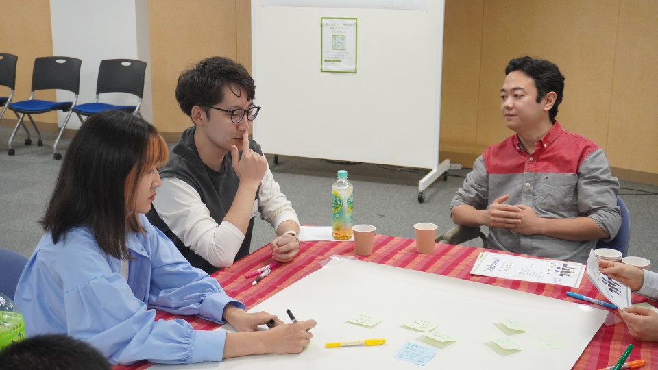 「物価高対策」のテーマについて意見交換をする三角創太衆院議員(右) 三角さん②.JPG
