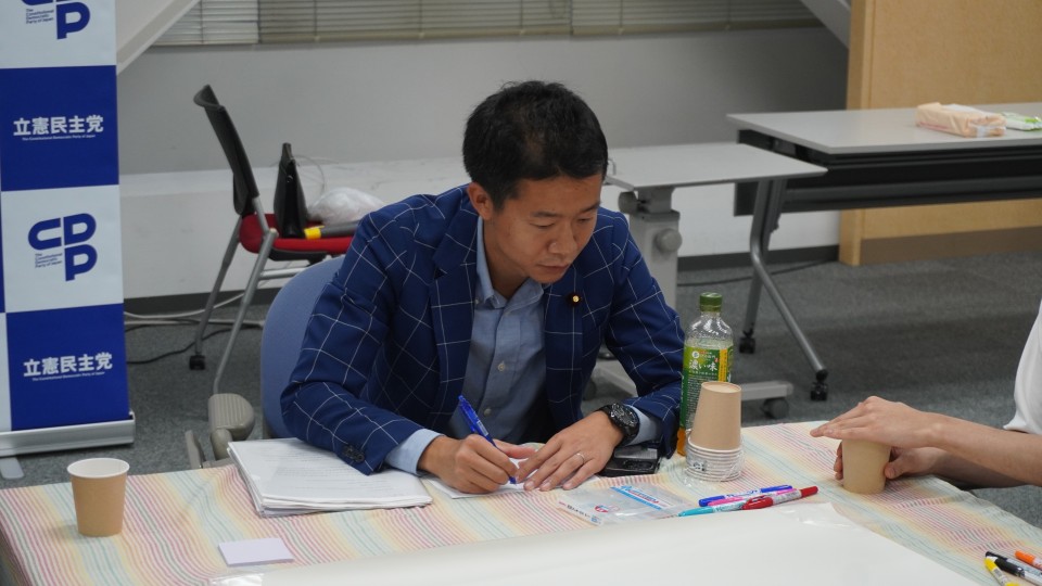 「多文化共生」をテーマに話し合う若者の声をノートに書き込む水沼秀幸議員 水沼議員②.JPG