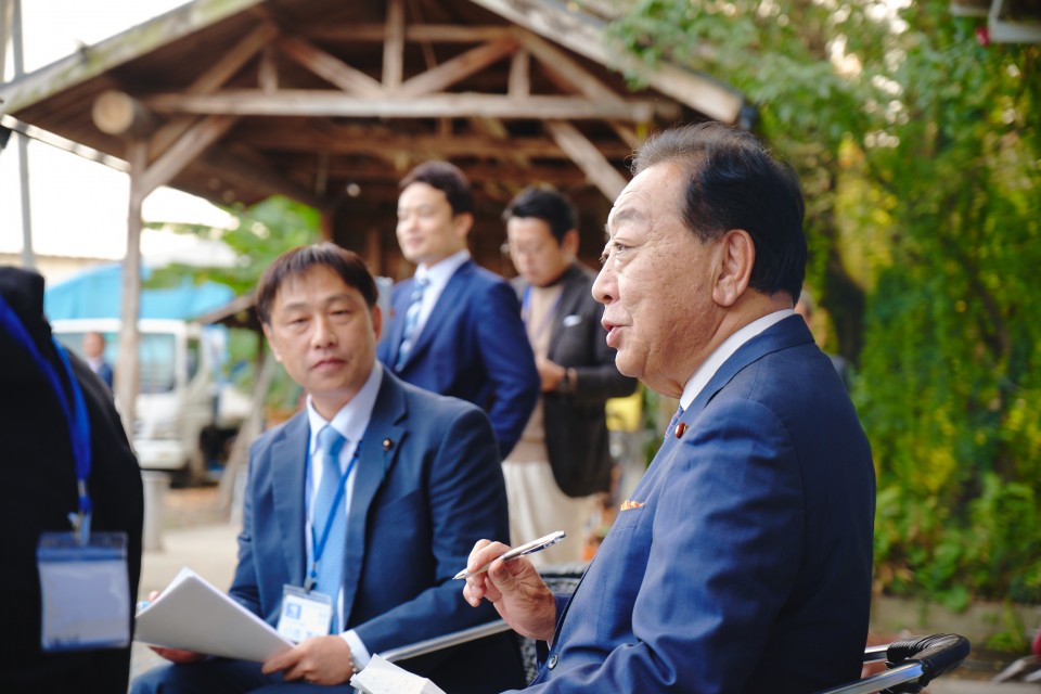 野田代表はメモをとりながら一人ひとりの意見に耳を傾けました 0210_20251108_立憲_DSC_2908.jpg