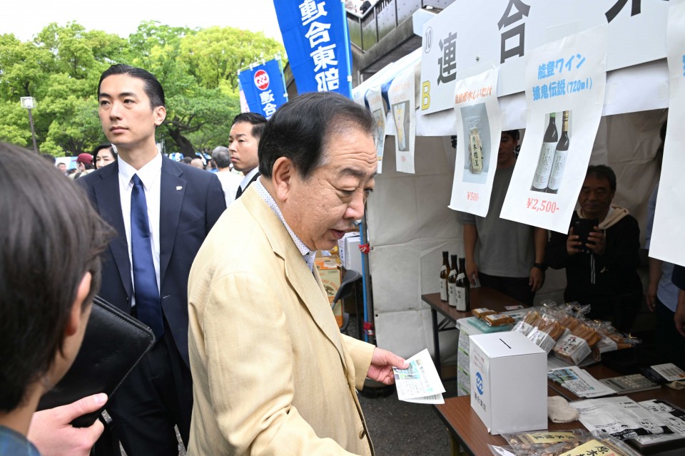 会場のブースを訪れる野田代表 会場のブースを訪れる野田代表
