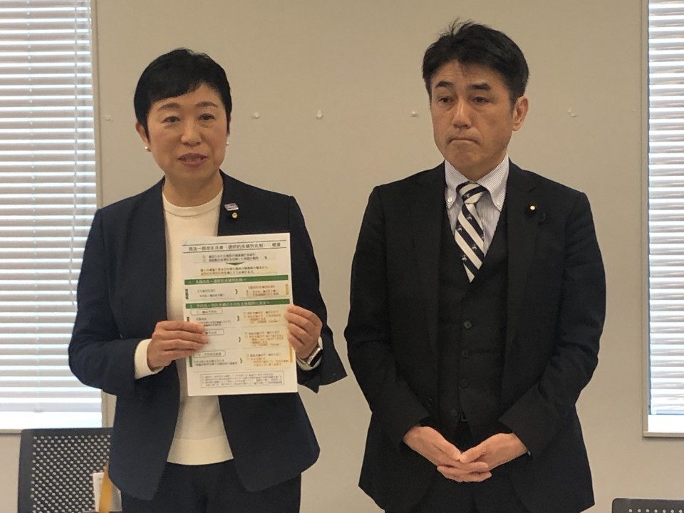 辻元・選択的夫婦別姓実現本部長(左) 黒岩・衆院法務委員会筆頭理事 辻元・黒岩.jpg