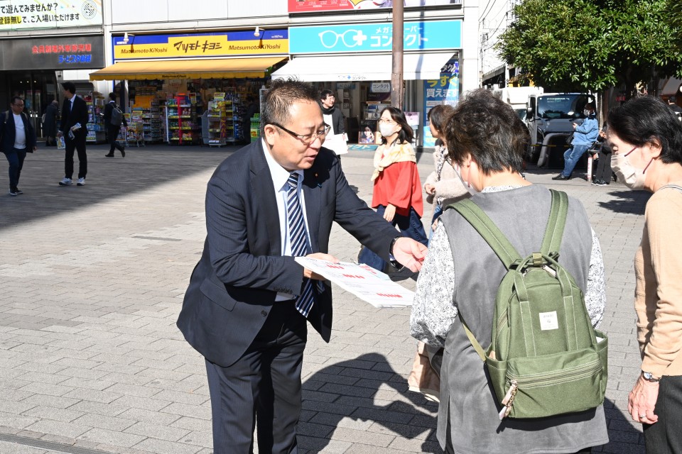 アンケートを行う真野哲参院議員 20251128_120220_01.JPG