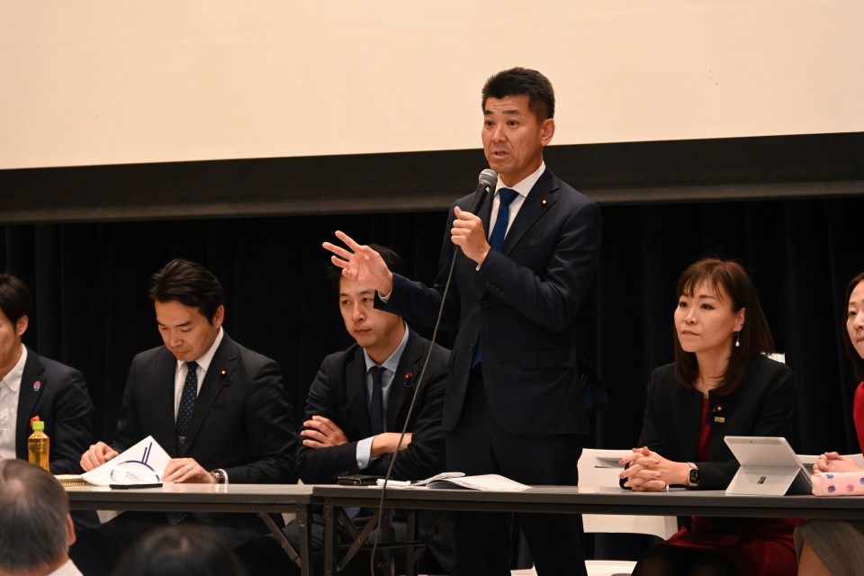 質問に回答する泉常任顧問 20250326_145526.JPG