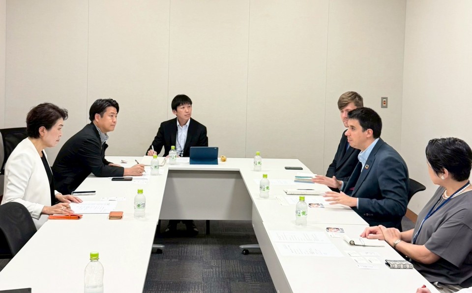 左手前から高木真理 子ども・若者応援本部副本部長、伊藤俊輔 青年局長。 右手前から根本かおる 国連広報センター所長、フェリペ・ポーリエ ユース担当国連事務次長補、マシュー・ハンター 国連ユース・オフィスパートナシップ・リード。 LINE_ALBUM_20250815_国連初代ユース担当国連事務次長補・フェリペ・ポーリエ氏との会談_250818_12.jpg