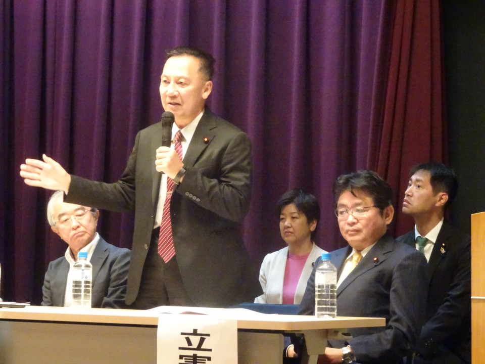 組合員との意見交換を行う、白石議員 DSC01155.JPG