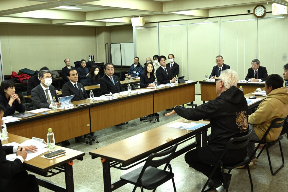 カキ養殖関係団体との意見交換では切実な声が相次いだ カキ養殖関係団体との意見交換では切実な声が相次いだ