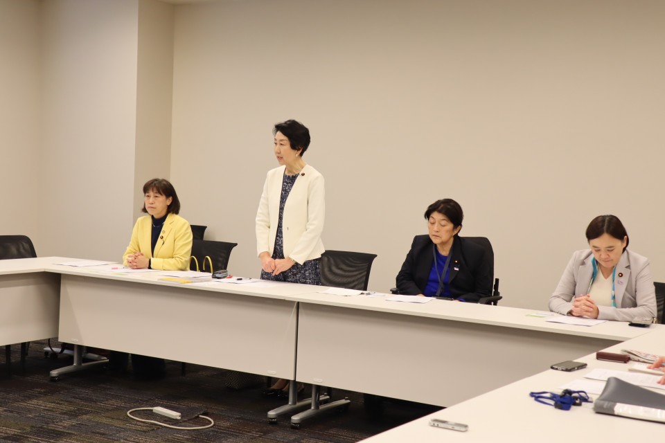 左から岡本あき子、早稲田ゆき、大河原まさこ、篠田奈保子の各議員 議員.JPG