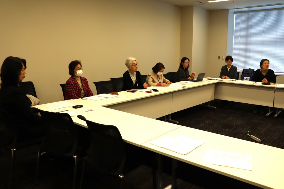 女性差別撤廃条約実現アクションの皆さん アクション側.JPG
